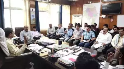 भिंड नगर: कलेक्टर कार्यालय में कलेक्टर ने की पीएम आवास योजना (शहरी) के तहत आवास निर्माण कार्यों की समीक्षा