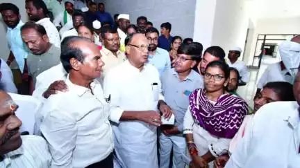 భువనగిరి: ఎన్నికల ముందు ఇచ్చిన హామీలను అమలు చేయాలని శాసన మండలి ఛైర్మన్ గుత్తా సుఖేందర్ రెడ్డికి అమరవీరుల కుటుంబాల కమిటీ వినతి