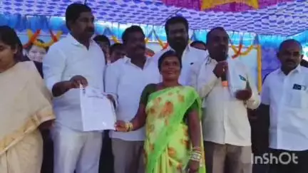 వర్ధన్నపేట ఎమ్మెల్యే క్యాంపు కార్యాలయంలో లబ్ధిదారులకు ఇందిరమ్మ ఇండ్ల మంజూరు పత్రాలు పంపిణీ చేసిన ఎమ్మెల్యే నాగరాజు
