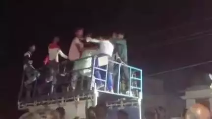 पडरौना: दामोदरी गांव में गाने की पसंद को लेकर घराती-बारातियों के बीच जमकर मारपीट, कई घायल, वीडियो हुआ वायरल
