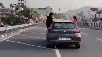 हरिद्वार: उत्तरी हरिद्वार में फ्लाईओवर पर कार से खतरनाक स्टंट करते युवक और युवती, वीडियो सोशल मीडिया पर हुआ वायरल