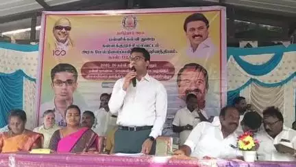 சங்கராபுரம்: ரிஷிவந்தியம் அரசு மேல்நிலைப் பள்ளியில் மாணவர்களுக்கு விலையில்லா பாட புத்தகம் மற்றும் சீருடைகளை வழங்கிய மாவட்ட ஆட்சியர் மற்றும் எம்எல்ஏ