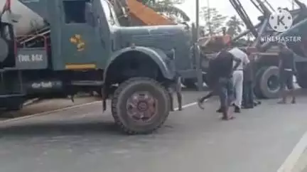 বোকাখাত: বোকাখাটত টেংকাৰৰ ভয়াবহ পথ দূৰ্ঘটনা, নিয়ন্ত্ৰণ হেৰুৱাই সোমাল বাস গৃহৰ চোতালত,দুৰ্ঘটনাত মৃত্যু এটা  পোহনীয়া  গাহৰি