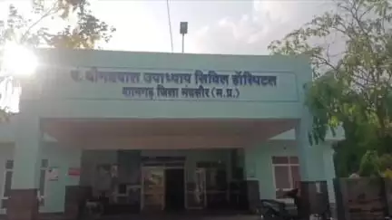 शामगढ़: शासकीय अस्पताल शामगढ़ को पिछला गांव निवासी समाजसेवी ने भेंट की एम्बुलेंस