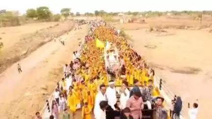 करेरा: सिरसौना ग्राम में भागवत कथा का कलश यात्रा से शुभारंभ, माता मंदिर पर होगी प्राण प्रतिष्ठा