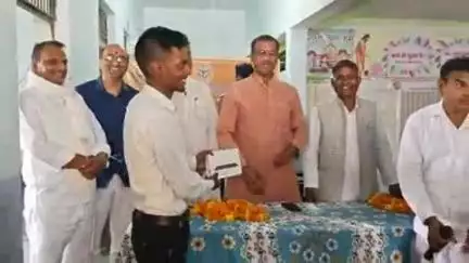 करछना: जगौती गांव स्थित एस एल पटेल आईटीआई कॉलेज में करछना विधायक पियूष रंजन निषाद ने 35 छात्रों को टैबलेट का वितरण किया