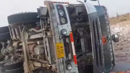 लोहावट: घंटियाली के पास चिमाना सड़क मार्ग पर एक घंटे के भीतर दो सड़क हादसे, कोई हताहत नहीं, ट्रक एवं बोलेरो कैम्पर पलटी