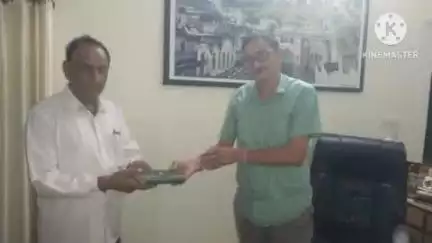 कुचामन सिटी: थानाधिकारी कुचामन सिटी ने सीसीटीवी फुटेज की सहायता से लौटाया परिवादी को पर्स, पुलिस का जताया धन्यवाद