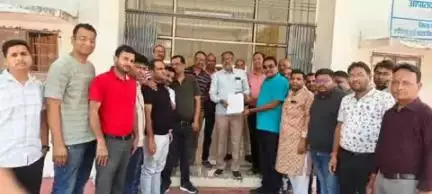 सूरजपुर: व्यवसायिक संगठनों के आह्वान पर शहर बंद को मिला अभूतपूर्व समर्थन, मुख्यमंत्री के नाम एसडीएम को सौंपा ज्ञापन