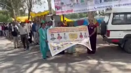 प्रभात पट्टन: अनुकंपा नियुक्ति और नियमितीकरण की मांग लेकर प्रभात पट्टन के रोजगार सहायक पहुंचे कलेक्ट्रेट