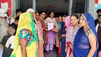 नौगांव: नौगांव वार्ड नंबर 4 के रहवासियों ने बिजली की समस्या को लेकर तहसीलदार को दिया ज्ञापन
