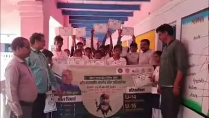 मोहनिया: पीएम श्री प्लस टू आदर्श उच्च विद्यालय बढूपर में मशाल प्रतियोगिता में सफल प्रतिभागियों को किया गया सम्मानित