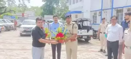 आज दिनांक-02.06.25 विकास भवन परिसर कटिहार में प्रमंडलीय आयुक्त महोदय, पूर्णियां प्रमंडल पूर्णियां का पुलिस अधीक्षक महोदय द्वारा किया गया स्वागत:-