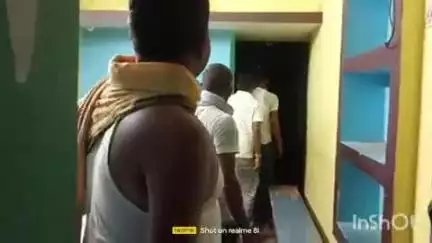 ठाकुरगंगटी: परासी में प्रज्ञा केंद्र सह ग्राहक सेवा केंद्र में चोरी करने घुसे चोर को पकड़कर लोगों ने की धुनाई