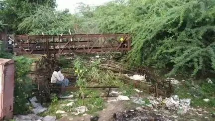 हवेली: पुणे सोलापूर महामार्गावर लोणी कॉर्नर येथील अनाधिकृत होर्डिंगवर पीएमआरडीए ची कारवाई