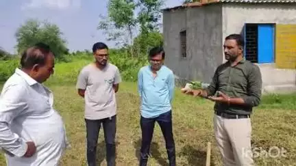 લુણાવાડા: ચૌહાણ ના મુવાડા ગામે સોઇલ ટેસ્ટિંગની કામગીરી હાથ ધરાઈ ખેતીવાડી વિભાગના અધિકારી ઉપસ્થિત રહ્યા