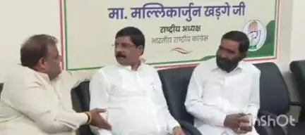 पुष्पराजगढ़: मध्य प्रदेश कांग्रेस कमेटी कार्यालय भोपाल में पुष्पराजगढ़ विधायक ने पार्टी नेताओं के साथ की बैठक