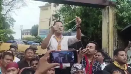 মোহনপুর: গোমতী জেলা শাসকের কার্যালয়ে তালা ঝুলালো YTF, এই প্রতিবাদকে আগরতলায় তামাশা গিরি বলে কটাক্ষ করলেন সুদীপ রায় বর্মন