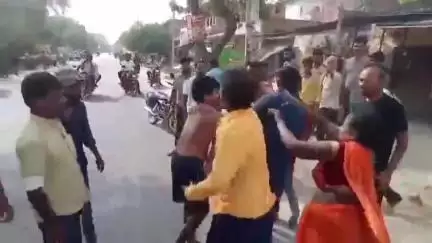 रसड़ा: रसड़ा के गढ़िया में पति-पत्नी के विवाद पर पंचायत में हुई हिंसक मारपीट, 8 लोग जख्मी, वीडियो हुआ वायरल