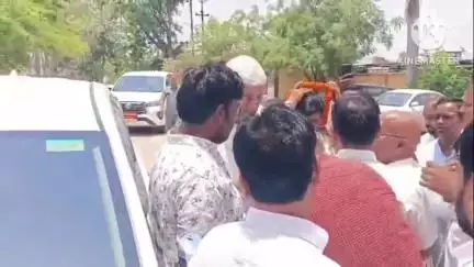 पलारी: पलारी पहुंचे पूर्व उपमुख्यमंत्री टी एस सिंह देव, रेस्ट हाउस में कांग्रेस नेताओं ने किया स्वागत