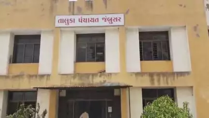 જંબુસર: મનરેગા કૌભાંડની ફરિયાદ નોંધતા જંબુસર તાલુકા વિકાસ અધિકારી ની ઓફિસ પર ખંભાત તાળા