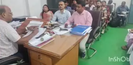 रानीश्वर: रानीश्वर बीडीओ ने पंचायत सचिवों के साथ आवास योजना पर की समीक्षा बैठक