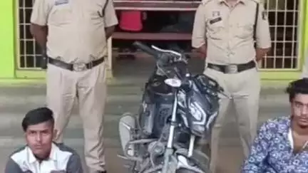 महासमुंद: महासमुन्द पुलिस ने चोरी की मोटरसाइकिल के साथ 2 आरोपियों को किया गिरफ्तार