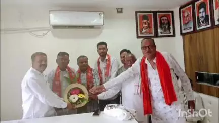 जळगाव जामोद: भाजपा जिल्हाध्यक्ष सचिन देशमुख यांच्या हस्ते अनेक नागरिकांचा त्यांच्या कार्यालयात भाजपमध्ये पक्षप्रवेश