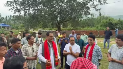 ডিফু: ডলামৰাত বানাক্ৰান্ত এলেকা পৰিদৰ্শন বিধান সভাৰ উপাধ্যক্ষ তথা বোকাজানৰ বিধায়ক ডাঃ নোমল মমিনৰ