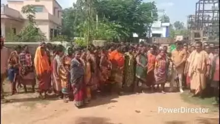 ନବରଙ୍ଗପୁର ପୋଲିସ ଷ୍ଟେସନ: ତଣ୍ଡାଗୁଡା ଠାରେ ବିଦ୍ୟୁତ କାଟ ନେଇ ଗ୍ରୀଡ଼ କାର୍ଯ୍ୟାଳୟ ଘେରିଲେ ଗ୍ରାମବାସୀ