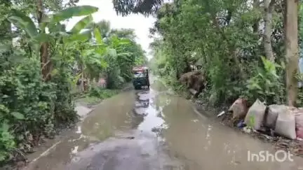 বাসন্তী: ভরতগড় বাজার থেকে সুন্দরবন হাইস্কুল পর্যন্ত যাতায়াতের রাস্তার বেহাল দশা সমস্যায় সাধারণ মানুষ,প্রতিক্রিয়া দেন জেলা BJP
