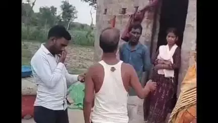 हाटा: धनहा में आवास के नाम पर जालसाजों ने गरीब महिला से ठगे दो मंगलसूत्र, दिया ₹3 लाख 40 हजार का फर्जी चेक