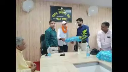 पाटन: सेवानिवृत्ति पर अनुसेवक को विदाई, विकास पदाधिकारी व अंचल अधिकारी ने अंग वस्त्र देकर किया सम्मानित