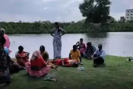 లింగంపేట్: లింగంపేట కి చెందిన ఓ యువతి కుంటలో దూకి ఆత్మహత్య చేసుకున్నట్లు లింగంపేట ఎస్సై వెంకట్రావ్ తెలిపారు