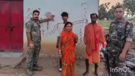 बरियातु: पुलिस ने बरवाटोला में चार फरार अपराधियों के घरों पर चिपकाया इश्तहार