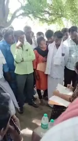 ಬಾಗೇಪಲ್ಲಿ: ಮಾಮಿಕಾಯಲಪಲ್ಲಿಗೆ ಭೇಟಿ ನೀಡಿದ ತಹಶೀಲ್ದಾರ್ ,ತಳಾರಿ ಇನಾಮ್ತಿ ಜಮೀನ ಬಗ್ಗೆ ಮಾಹಿತಿ ಸಂಗ್ರಹಣೆ