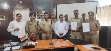 मऊ: पुलिस लाइन सभागार कक्ष में एसपी इलामारन जी ने सराहनीय कार्य करने वाली पुलिस टीम को प्रशस्ति पत्र देकर किया सम्मानित