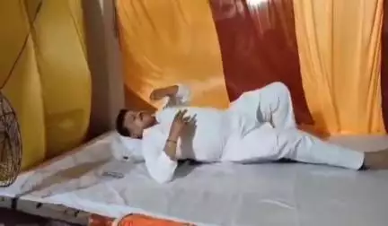 ग्वालियर गिर्द: मध्य प्रदेश के ऊर्जा मंत्री प्रद्युमन सिंह तोमर ने घर के बाहर पार्क में टेंट लगाकर किया रात्रि विश्राम
