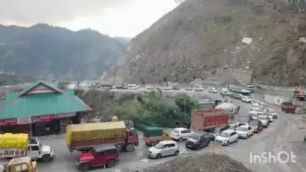 ओट: औट: मण्डी कुल्लू डयोड के पास लगा भारी जाम, लोगों को निकलने में लग रहा एक-एक घंटा
