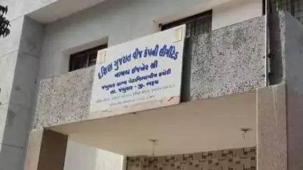 જંબુસર: જંબુસર તાલુકાના ઉમરા ગામે વીજ પુરવઠા ના સમસ્યાને લઈ ડીજીવીસીએલ ની ઓફિસ પર ગ્રામજનો દ્વારા વિરોધ નોંધાયો