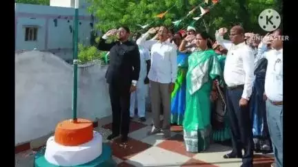 సూర్యాపేట: సూర్యాపేట జిల్లా పరిషత్ కార్యాలయంలో జాతీయ పతాకాన్ని ఆవిష్కరించిన కలెక్టర్ నందలాల్ పవర్
