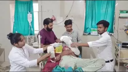 बांसवाड़ा: जोगीवाड़ा गांव में मछली मारने गए व्यक्ति के हाथ में टोटा ब्लास्ट होने से हाथ के चिथड़े उड़े, एमजीएच में उपचार जारी