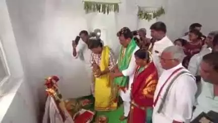 దేవరకద్ర: మినిగొనిపల్లిలో ఇందిరమ్మ ఇంటి గృహప్రవేశ కార్యక్రమంలో పాల్గొన్న దేవరకద్ర ఎమ్మెల్యే మధుసూదన్ రెడ్డి