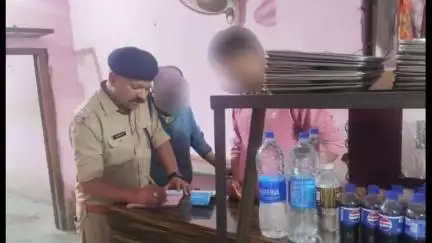 मुनस्यारी: थाना थल पुलिस ने दुकान की आड़ में शराब बेचने वाले को किया गिरफ्तार