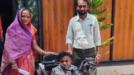 कांसाबेल: सीएम कैंप कार्यालय बगिया में दिव्यांग प्रदीप को मिली बैटरी चलित ट्राईसायकल
