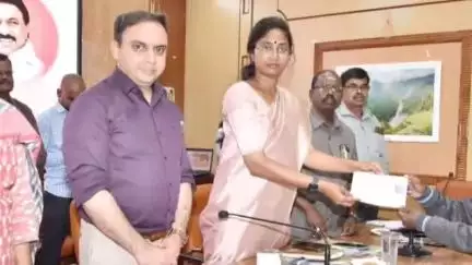 உதகமண்டலம்: 2024-2025ம் கல்வியாண்டில் சிறப்பாக செயல்பட்ட 4 அரசு பள்ளிகளுக்கு ₹2.50 லட்சத்திற்கான காசோலைகள் ஆட்சியர் அலுவலகத்தில் வழங்கல்