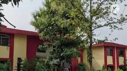 सिल्ली: सिल्ली के ग्रामीणों ने अनुमंडल पदाधिकारी को आवेदन देकर बीच रास्ते पर हो रहे गृह निर्माण पर रोक लगाने की मांग की