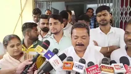 अंबिकापुर: कांग्रेस के पूर्व जिला अध्यक्ष ने युक्ति युक्तकरण को लेकर जिला शिक्षा अधिकारी से की मुलाकात