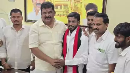 ஓசூர்: பாஜக சூளகிரி மத்திய ஒன்றிய முன்னாள் தலைவர், தளி சாலையில் உள்ள மாவட்ட அலுவலகத்தில் திமுகவில் இணைந்தார்