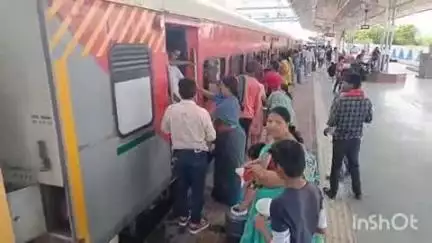 किशनगढ़: किशनगढ़ रेलवे स्टेशन पर नौतपा के दौरान महिला पतंजलि योग समिति और मार्बल एसोसिएशन द्वारा जल सेवा अभियान जारी